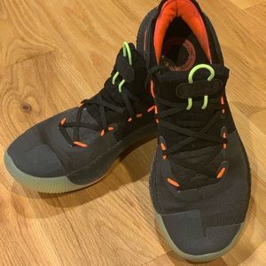 Men’s Curry 6 Basketball Shoe’s, size 8.5